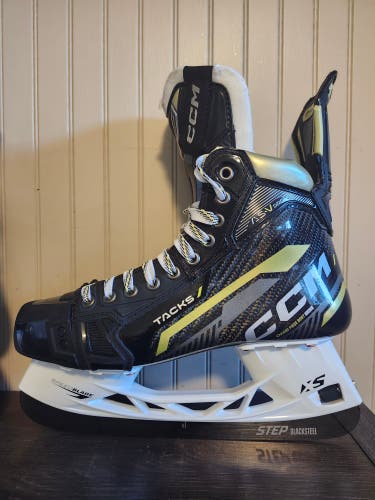 CCM AS-V Pro Hockey Skates Regular Width 8.5 (New)
