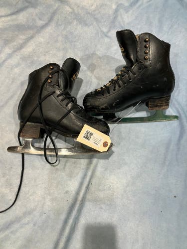 Black Jackson Ultima Freestyle Figure Skates Junior 2.5 (Used)