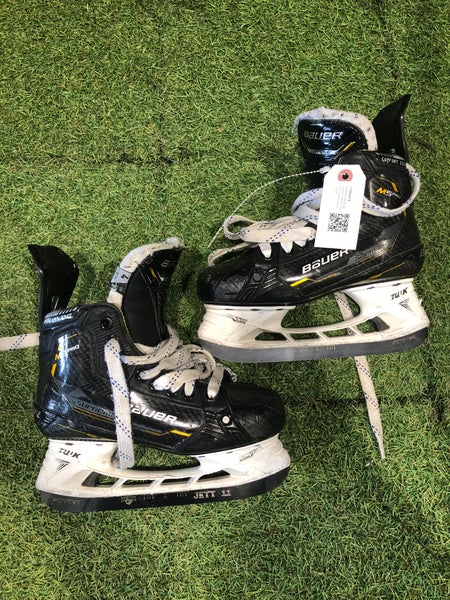 Intermediate Bauer Supreme M5 Pro Hockey Skates Size 4.0 (Used)
