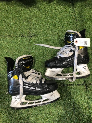 Junior Bauer Supreme 3S Pro Hockey Skates Regular Width Size 2.5 (Used)