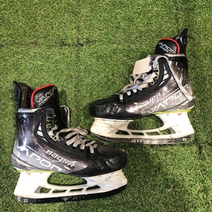 Intermediate Bauer Vapor Hyperlite Hockey Skates Size 4.5 (Used)