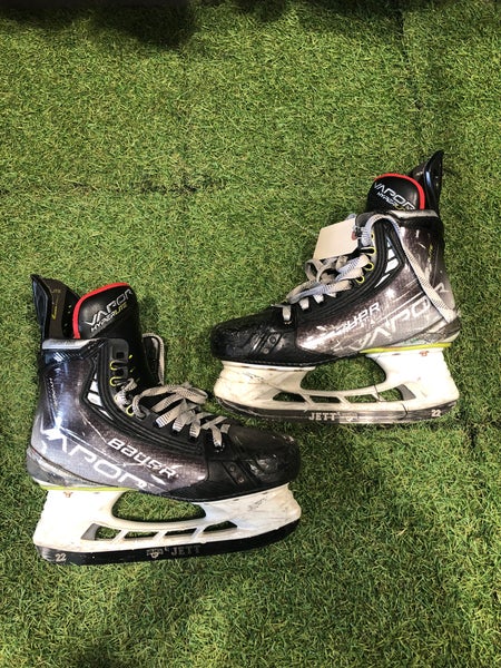 Intermediate Bauer Vapor Hyperlite Hockey Skates Size 4.5 (Used)