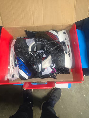 2024 CCM Jetspeed FT680 Hockey Skates Wide Width Size 2.5 (Used)