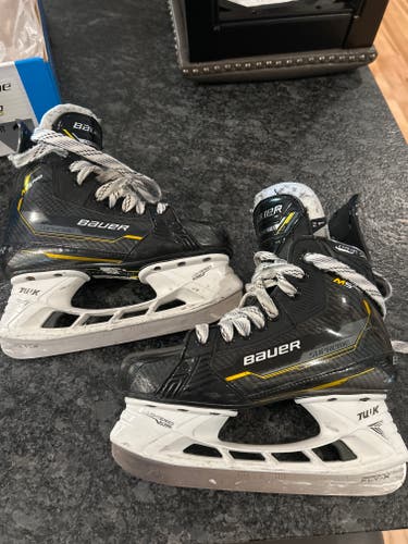 Bauer Supreme M5 Pro Hockey Skates Size 4 (Used)