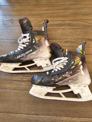 Bauer Vapor Hyperlite 2 Hockey Skates 9 (Used)