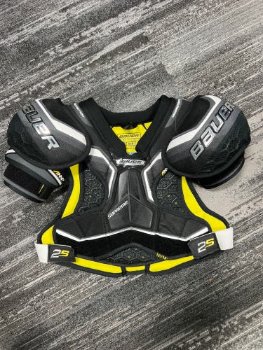 Medium Junior Bauer Supreme 2S Shoulder Pads (Used)
