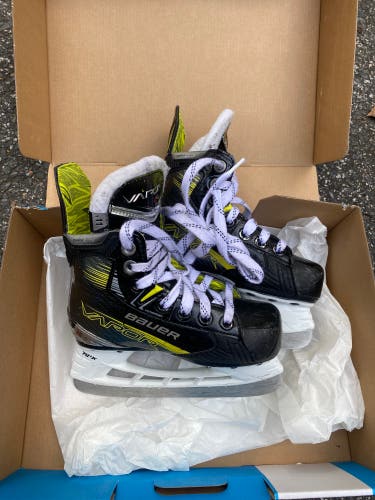 2023 Bauer Vapor X4 Hockey Skates Regular Width 11 (Used)