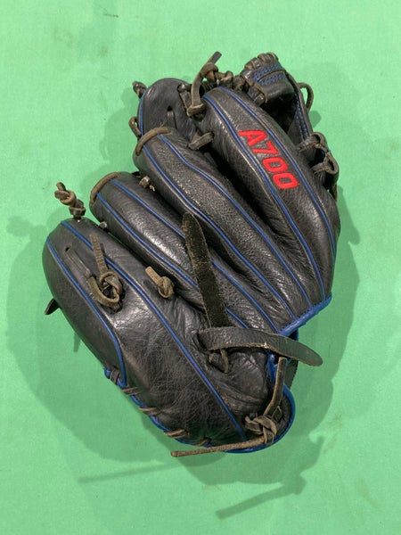 Used Wilson A700 Right Hand Throw Baseball Glove 11.25"