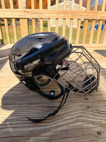 Medium Bauer Re-Akt 150 Helmet (Used)
