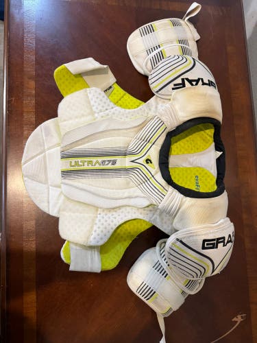 Men's Large Senior Graf Shoulder Pads (Used)