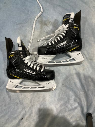 Junior Bauer Supreme M1 Hockey Skates Regular Width Size 3 (New)