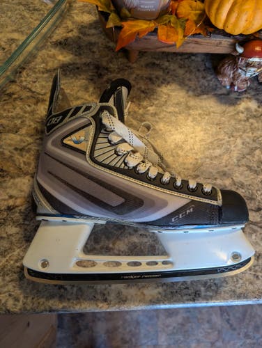 CCM Vector 08 Hockey Skates Regular Width 9 (Used)