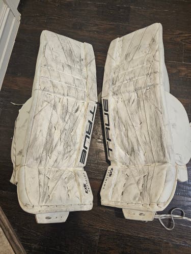 35" True Catalyst 9X3 Goalie Leg Pads (Used)