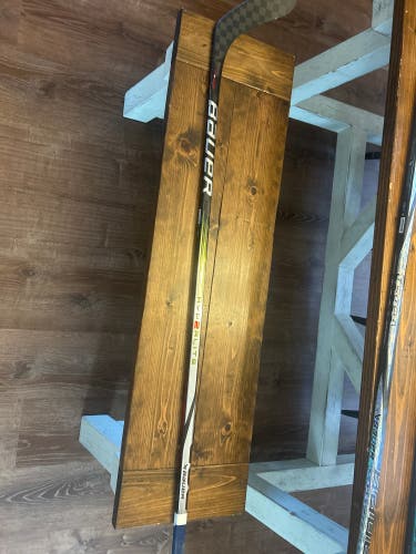 Intermediate Bauer Vapor Hyperlite 2 Right Handed Hockey Stick P28 (Used)