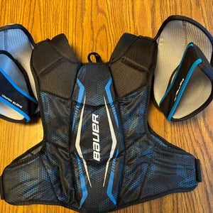 Men's Medium Senior Bauer Shoulder Pads (Used)