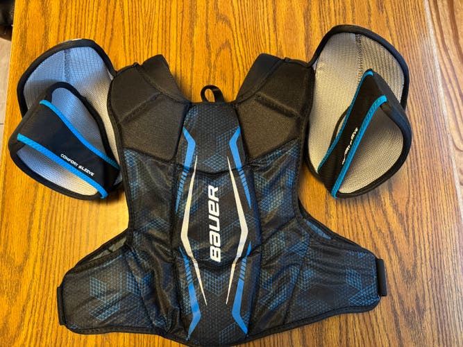 Men's Medium Senior Bauer Shoulder Pads (Used)