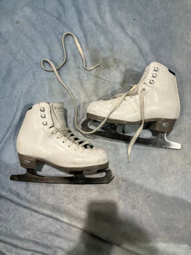 White Riedell Emerald Figure Skates Junior 2.5 (Used)