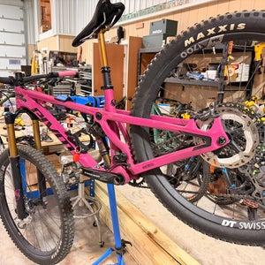 Men's 2024 Pivot Mountain Bike S (Used)