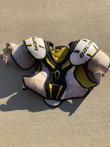 Small / Medium Junior Bauer Supreme One 40 Shoulder Pads (Used)
