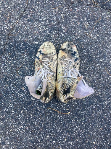 Adult Under Armour Highlight Cleats (Size 10)