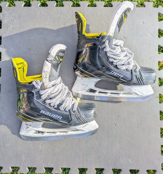 2023 Bauer Supreme M4 Hockey Skates Regular Width Size 6.5 (Used)