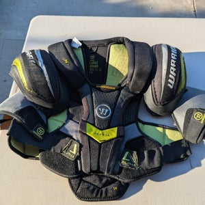 Men's Large Senior Warrior Alpha QX Shoulder Pads (Used)