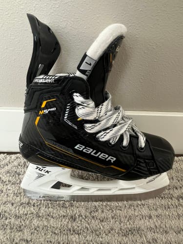 2022 Bauer Supreme M5 Pro Hockey Skates Extra Wide Width Size 1 (Used)