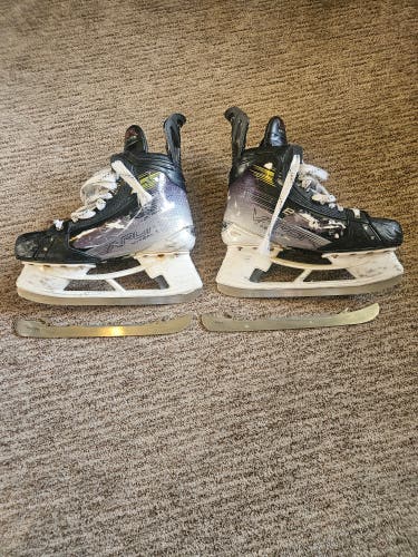Bauer Vapor Hyperlite 2 Hockey Skates 8 (Used)