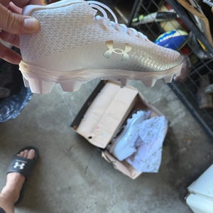 White Kids Size M 9.0 (W 10.0) Youth Under Armour Molded Cleats Cleats (New)