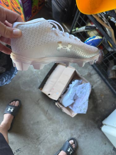 White Kids Size M 9.0 (W 10.0) Youth Under Armour Molded Cleats Cleats (New)