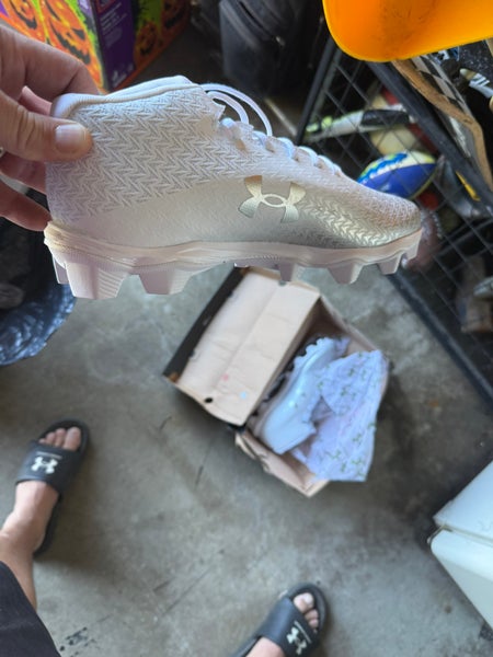 White Kids Size M 9.0 (W 10.0) Youth Under Armour Molded Cleats Cleats (New)
