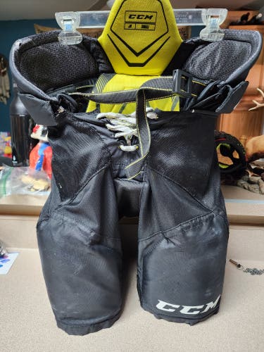 Men's Junior Small CCM Tacks 9060 Hockey Pants (Used)