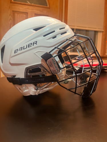 Medium Bauer Re-Akt 85 Helmet (Used)