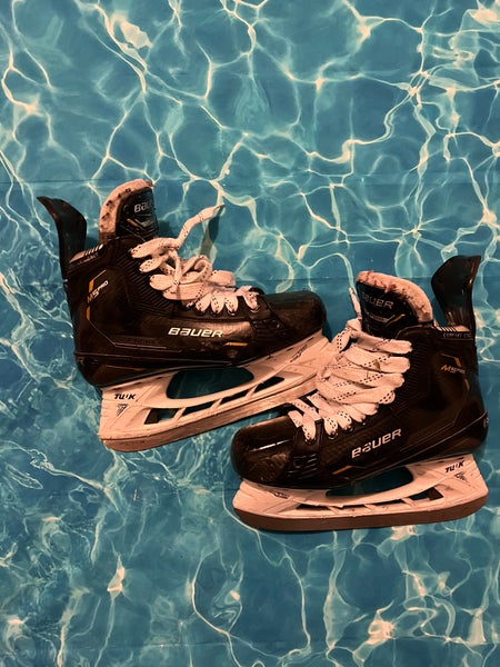 Intermediate Bauer Supreme M5 Pro Hockey Skates Size 5.5 (Used)
