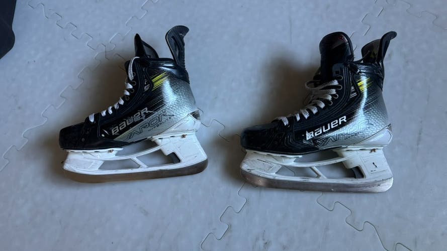 Bauer Vapor Hyperlite 2 Hockey Skates 5.5, Fit 2 (Used)