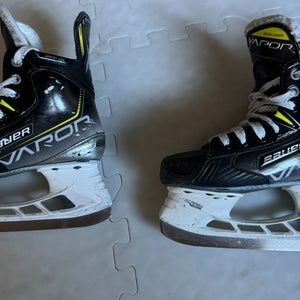 2023 Bauer Vapor X4 Hockey Skates Extra Wide Width Size 1.5 Width EE (Used)