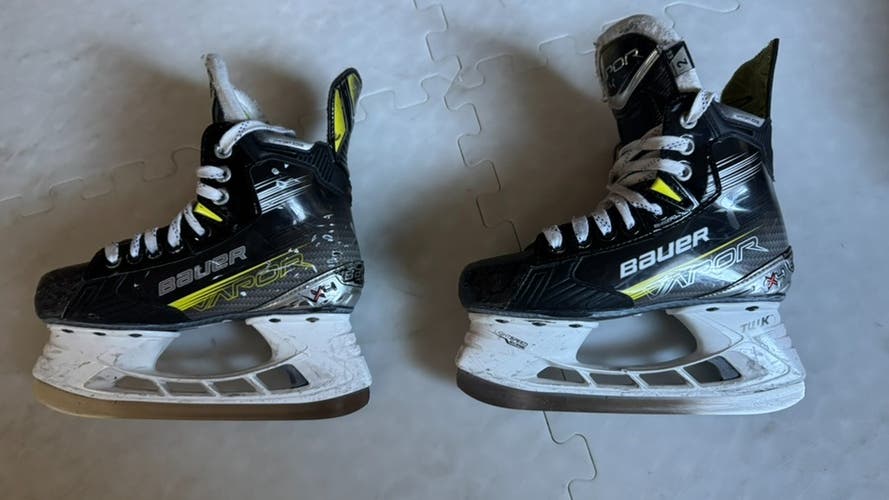2023 Bauer Vapor X4 Hockey Skates Extra Wide Width Size 2.0 Width EE (Used)