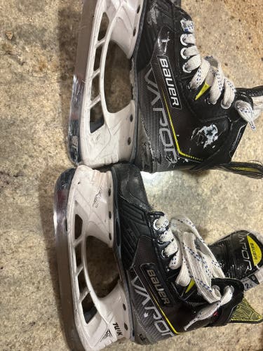 2021 Bauer Vapor 3X Hockey Skates Regular Width Size 2.5 (Used)