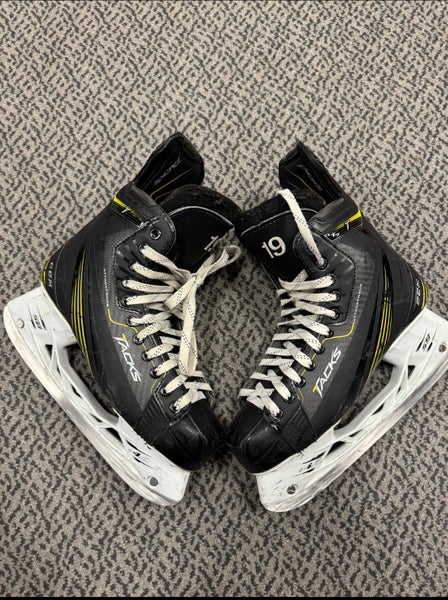 CCM Tacks Hockey Skates Regular Width Pro Stock 8 (Used)