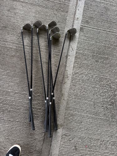Callaway 2002 4-10, PW Big Bertha Right Handed Iron Set Regular Flex 8 Pieces Graphite Shaft