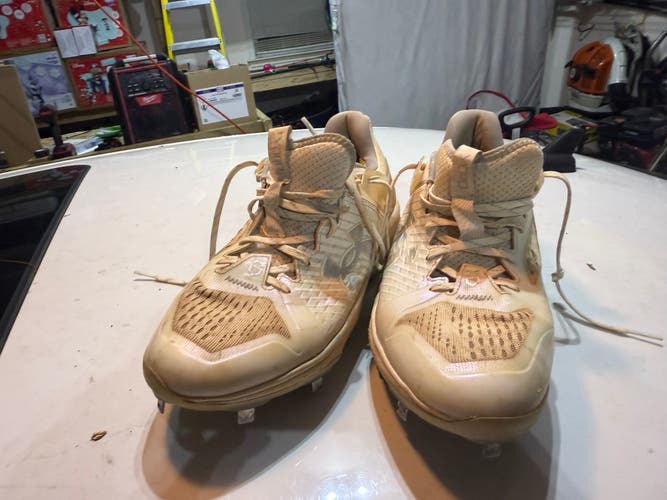 White Men's Size M 11.0 (W 12.0) Under Armour Metal Cleats (Used)