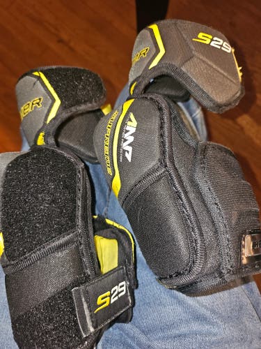 Junior Medium Bauer Supreme s29 Elbow Pads (Used)