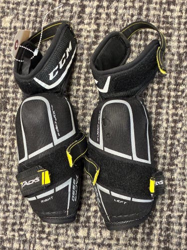 Junior Medium CCM Tacks 9550 Elbow Pads (Used)