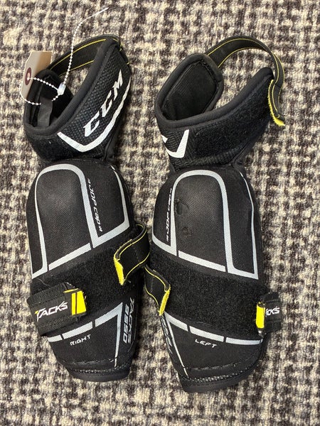 Junior Medium CCM Tacks 9550 Elbow Pads (Used)
