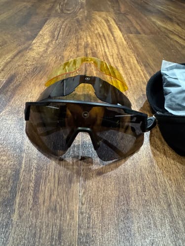 Solero shades black and gold