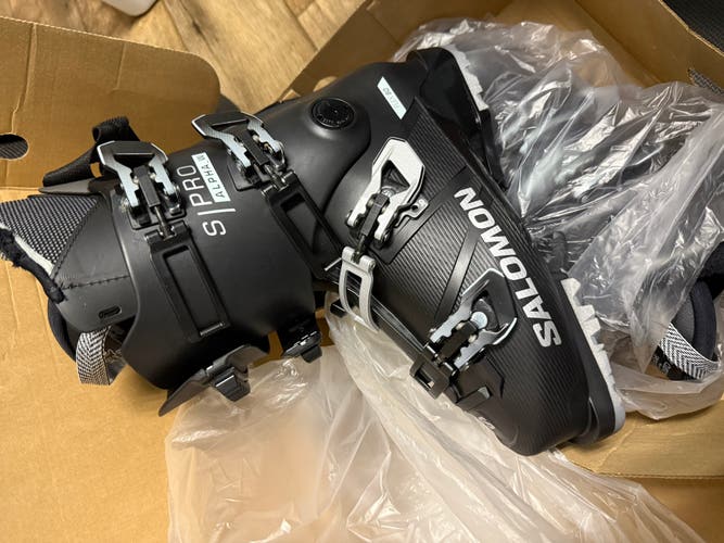 26.5 Women's Salomon All Mountain Ski Boots Soft Flex (New)
