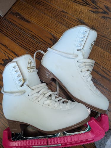 Jackson Ultima Figure Skates B Adult 5 (Used)