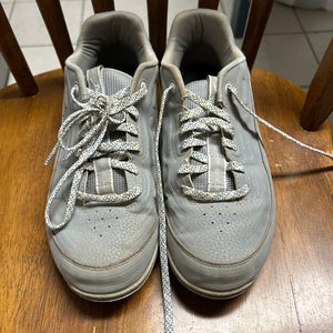 Women's Size M 7.0 (W 8.0) Youth Mizuno Shoes (Used)