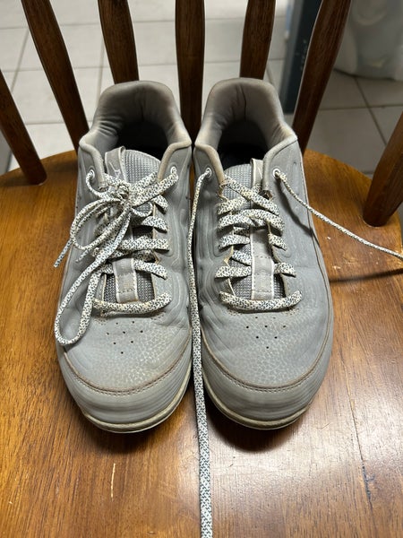 Women's Size M 7.0 (W 8.0) Youth Mizuno Shoes (Used)