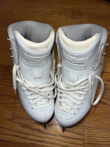 Jackson Ultima Figure Skates Junior 2.5 (Used)